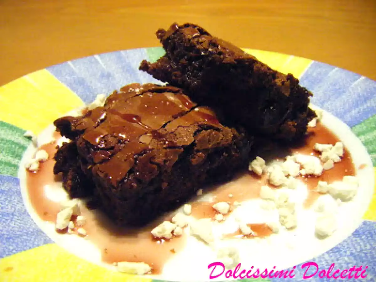 Quadrotti alle amarene Fabbri e cioccolato con sciroppo di amarene e meringhe sbriciolate - foto 2