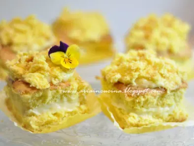 Quadrotti di torta mimosa con crema chantilly al limone