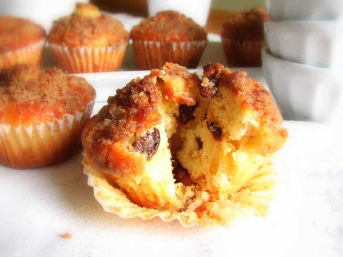 QUANDO LA TORTA SI TRAVESTE DA MUFFIN ALLE MELE, UVETTA, PINOLI E STRUSSEL TOPPING - foto 2