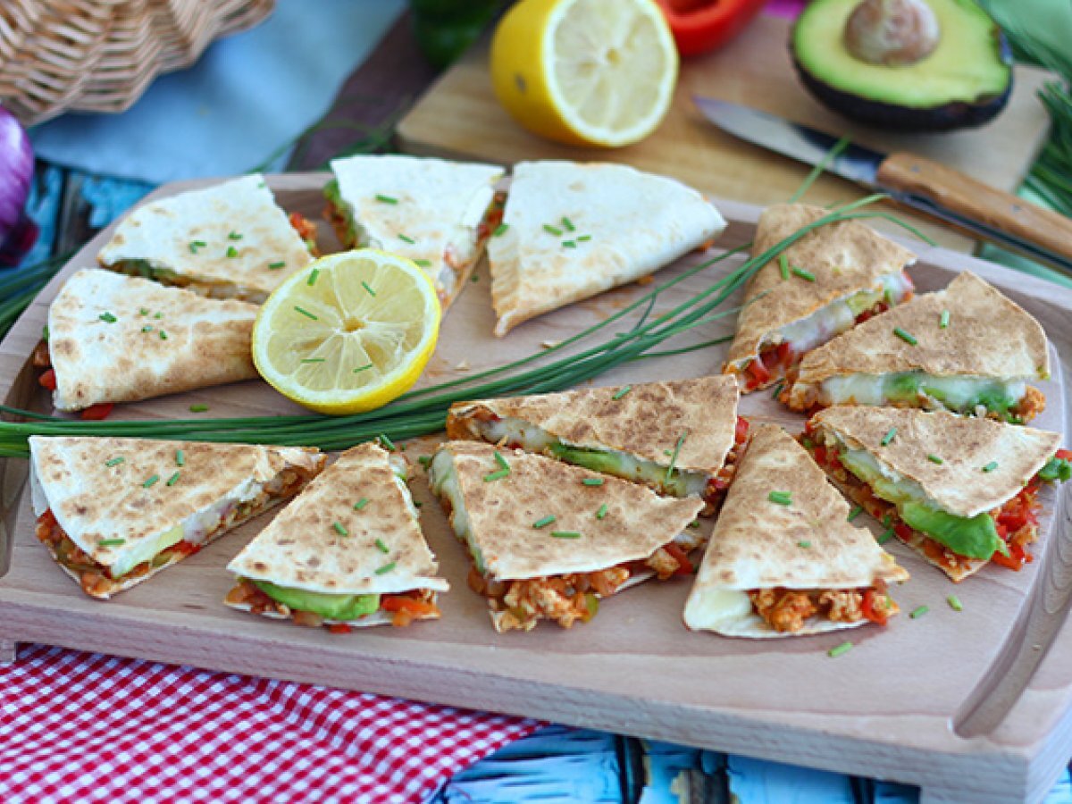 Quesadillas con pollo e avocado - Ricetta messicana