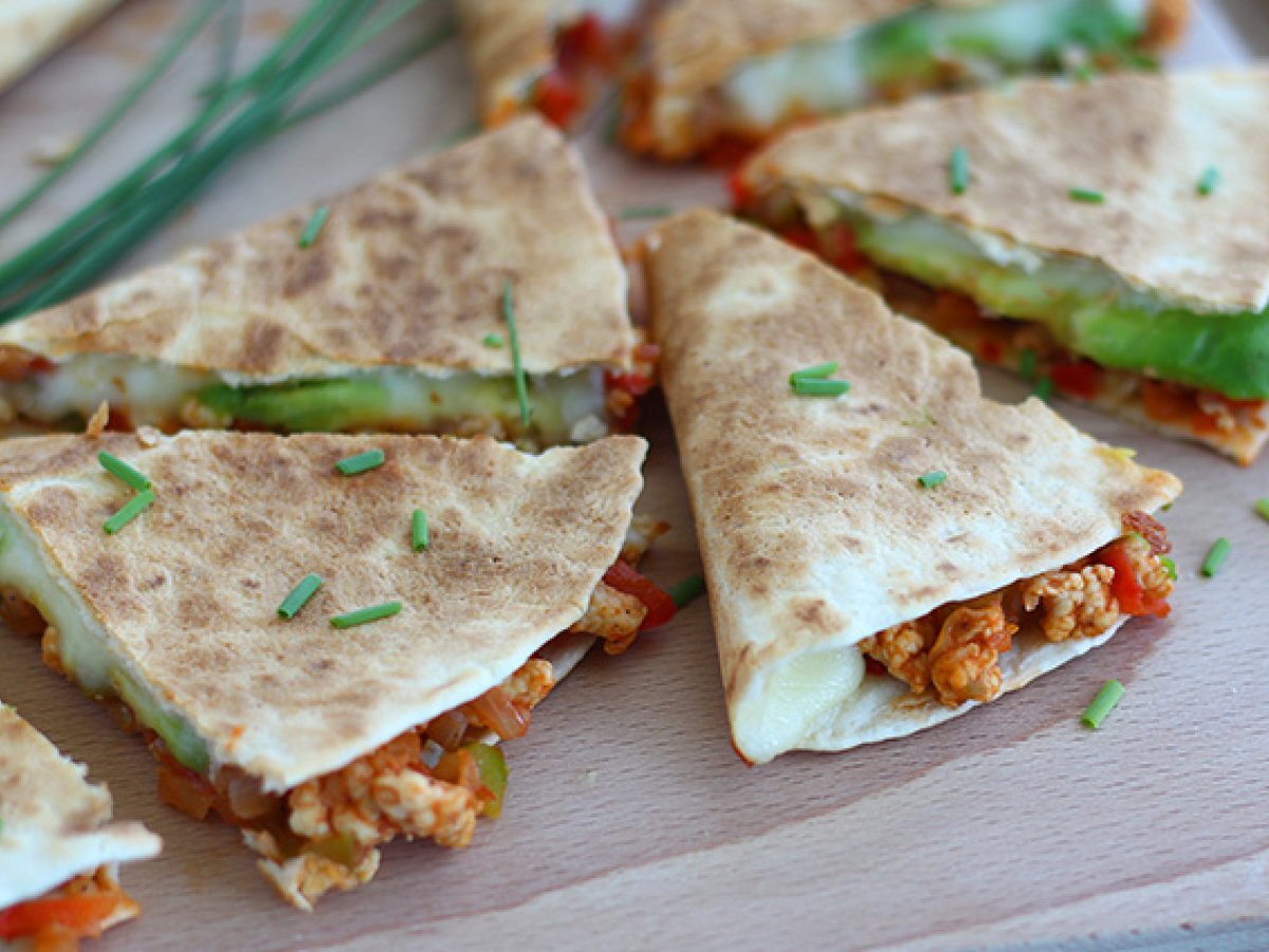 Quesadillas con pollo e avocado - Ricetta messicana - foto 2