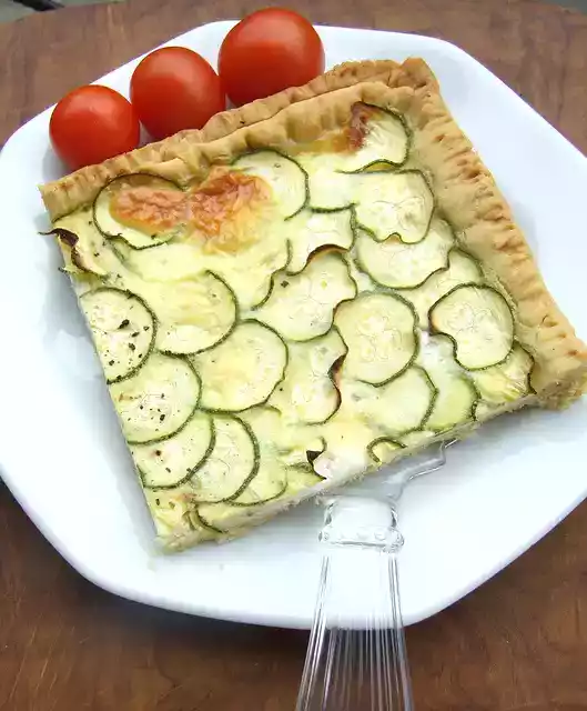 Quiche alle zucchine e formaggio di capra con aceto balsamico