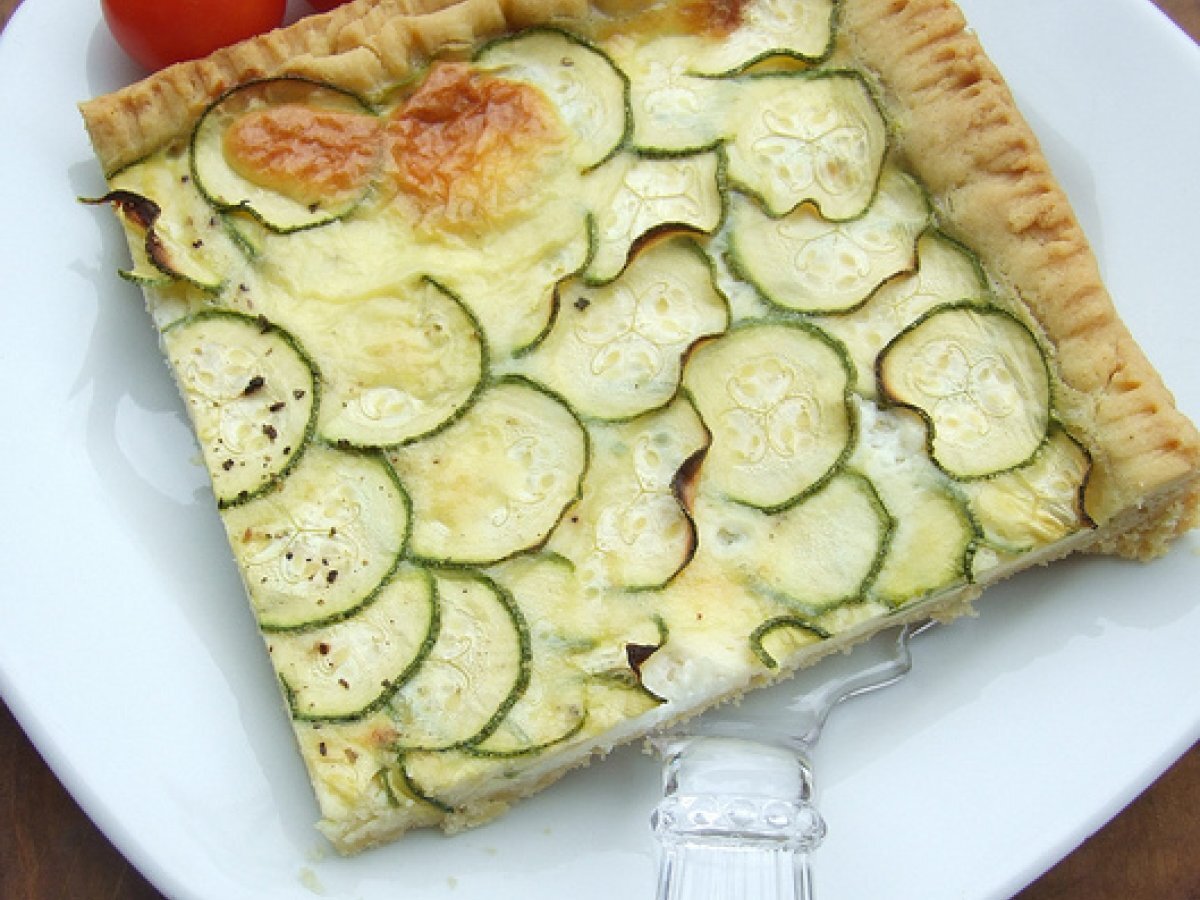 Quiche alle zucchine e formaggio di capra con aceto balsamico