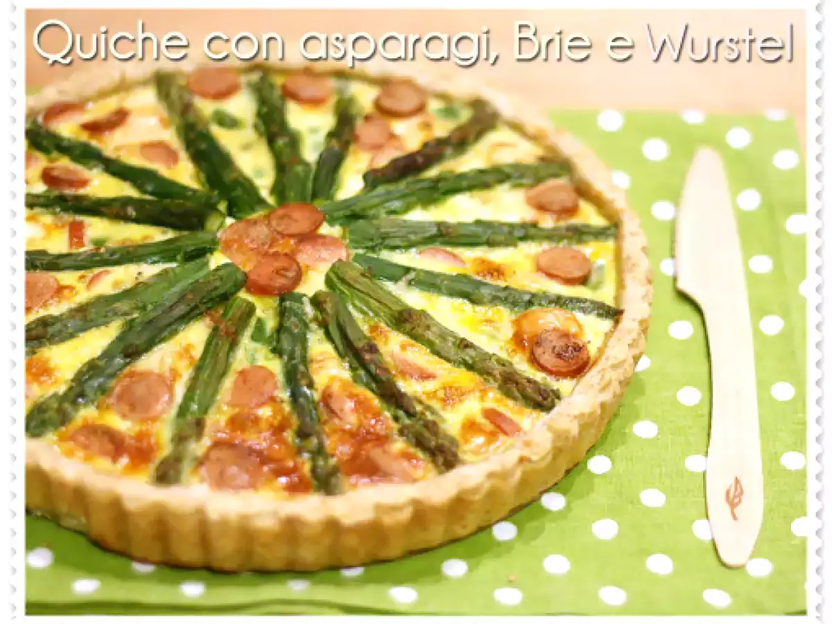 Quiche con asparagi, brie e wurstel