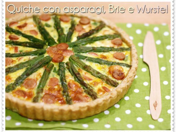 Quiche con asparagi, brie e wurstel