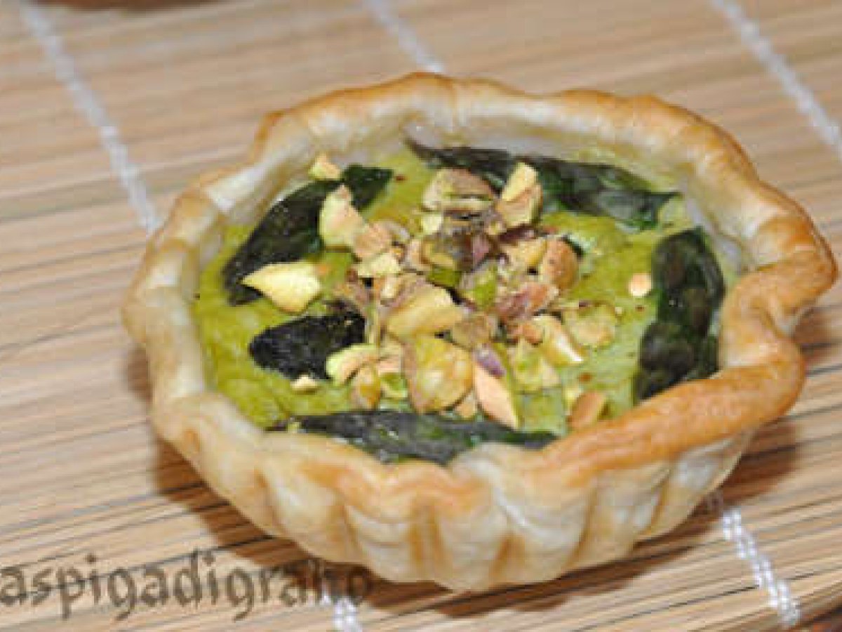 Quiche con crema di asparagi e pistacchi di bronte