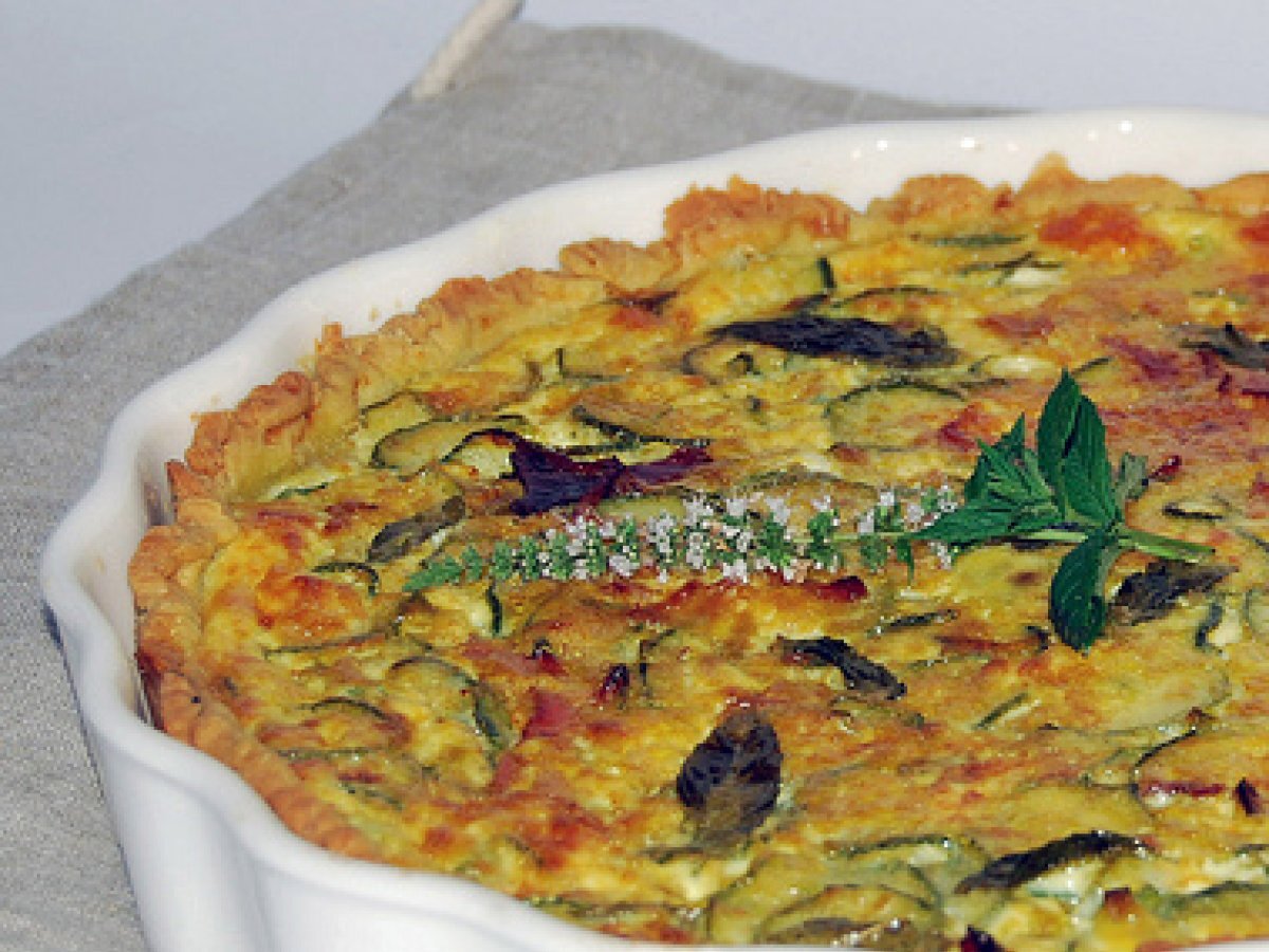 Quiche con zucchine, speck e brie al profumo di menta