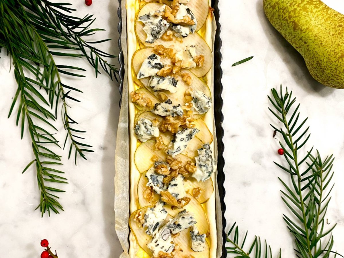 Quiche di pere, roquefort, noci e miele per le feste di Natale.