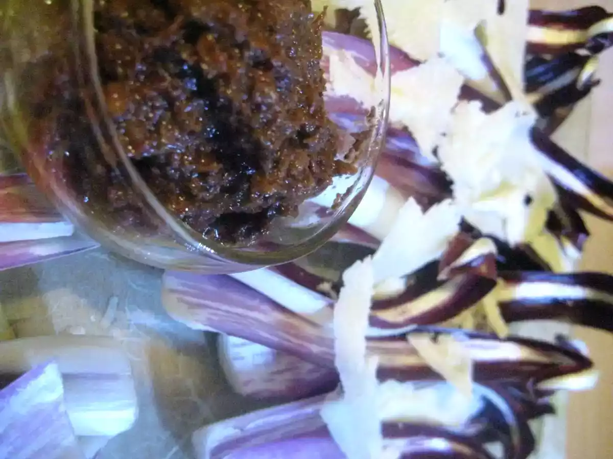 Radicchio rosso di Treviso con salsa di olive e pomodorini