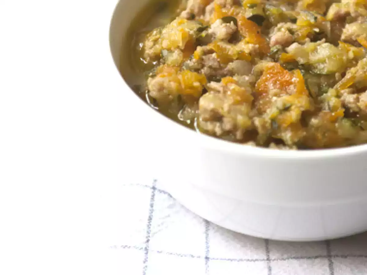 Ragù di salsiccia, carote e zucchine: la ricetta facile per un sugo ricco e gustoso