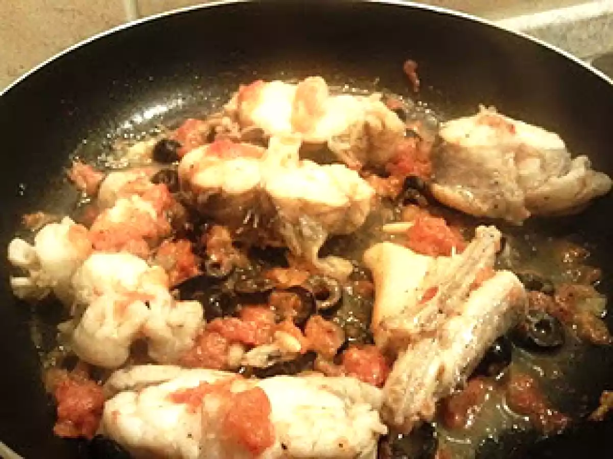 RANA PESCATRICE CON POMODORI.OLIVE NERE E PINOLI CON CONTORNO DI PATATE CROCCANTI AL ROSMARINO