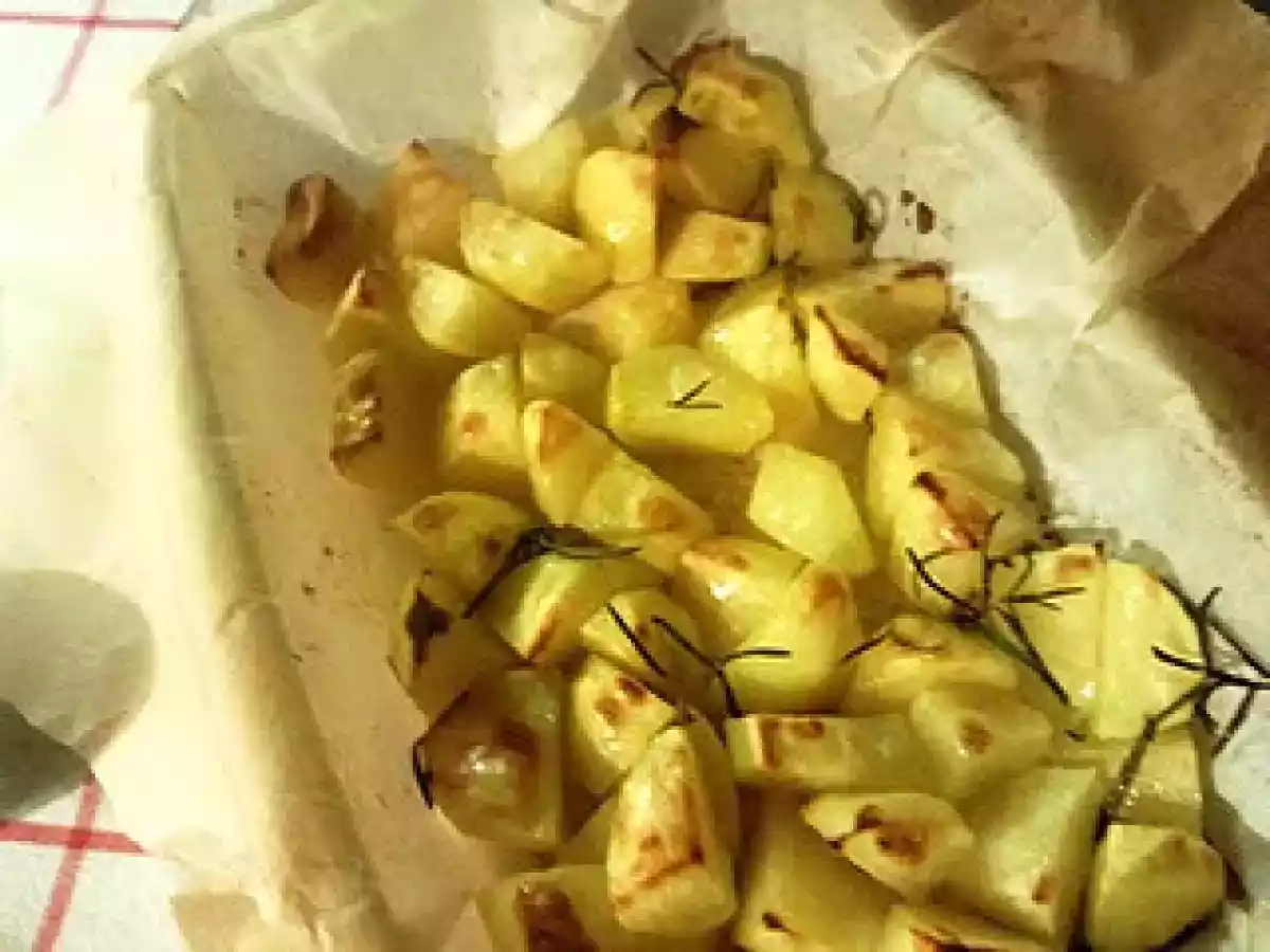 RANA PESCATRICE CON POMODORI.OLIVE NERE E PINOLI CON CONTORNO DI PATATE CROCCANTI AL ROSMARINO - foto 2