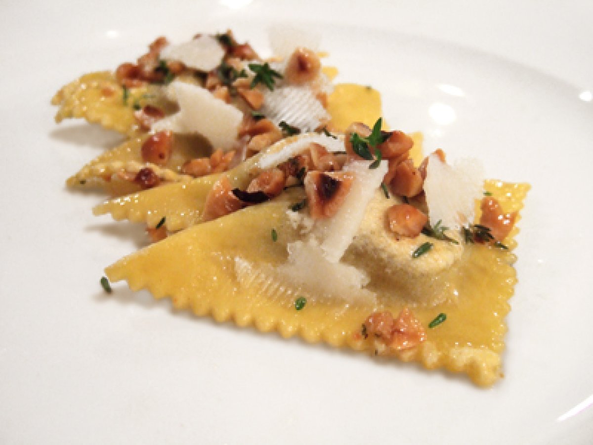 Ravioli ai porcini con olio alle nocciole e timo