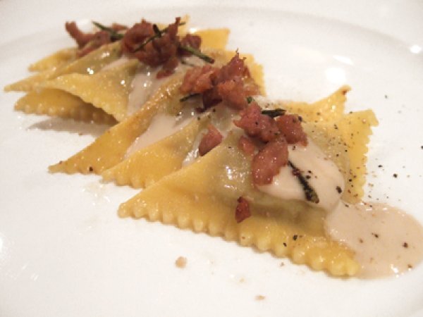 Ravioli ai porcini con salsa di castagne e salsiccia al rosmarino