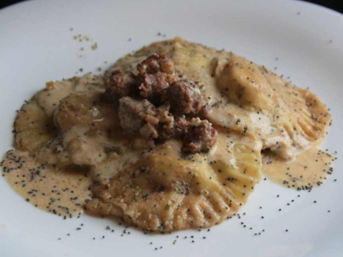 RAVIOLI AI SEMI DI PAPAVERO CON RICOTTA, NOCI E SALSICCIA secondo ?Dolcipensieri? - foto 2