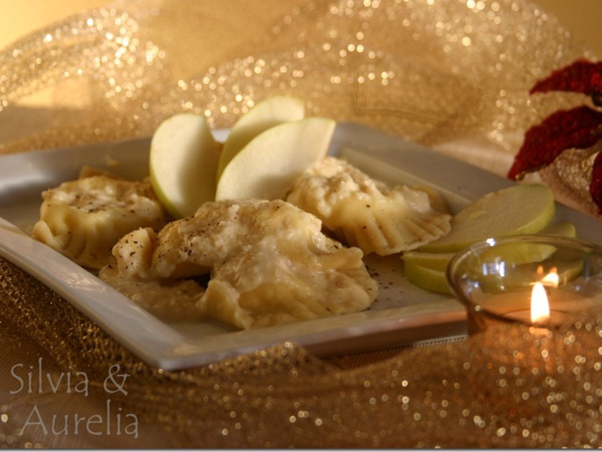 Ravioli al foie gras e mele, con salsa allo scalogno