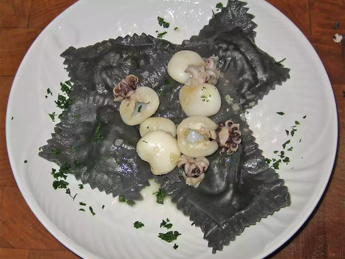 Ravioli al nero di seppia con ripieno di mare