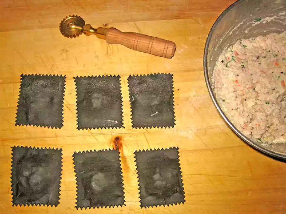 Ravioli al nero di seppia con ripieno di mare - foto 2