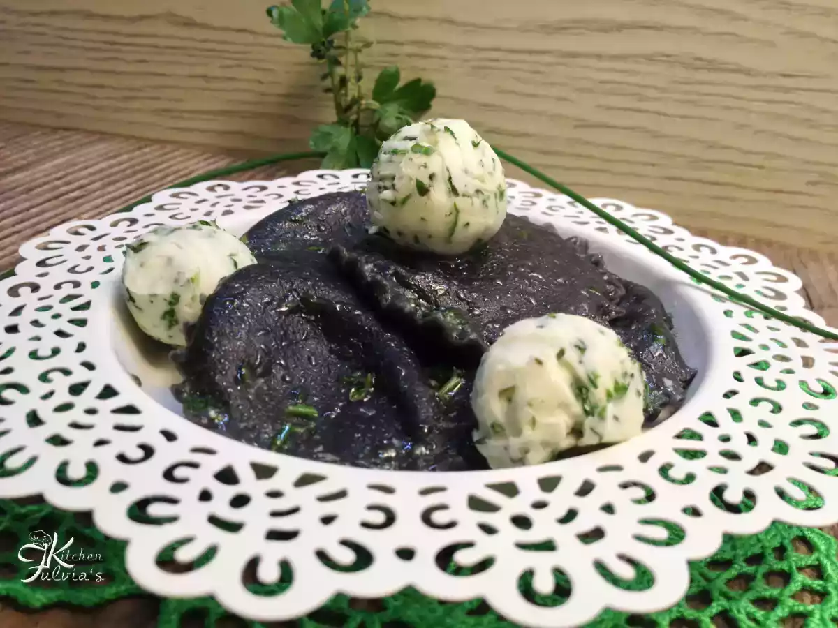 Ravioli al nero di seppia con salmone affumicato