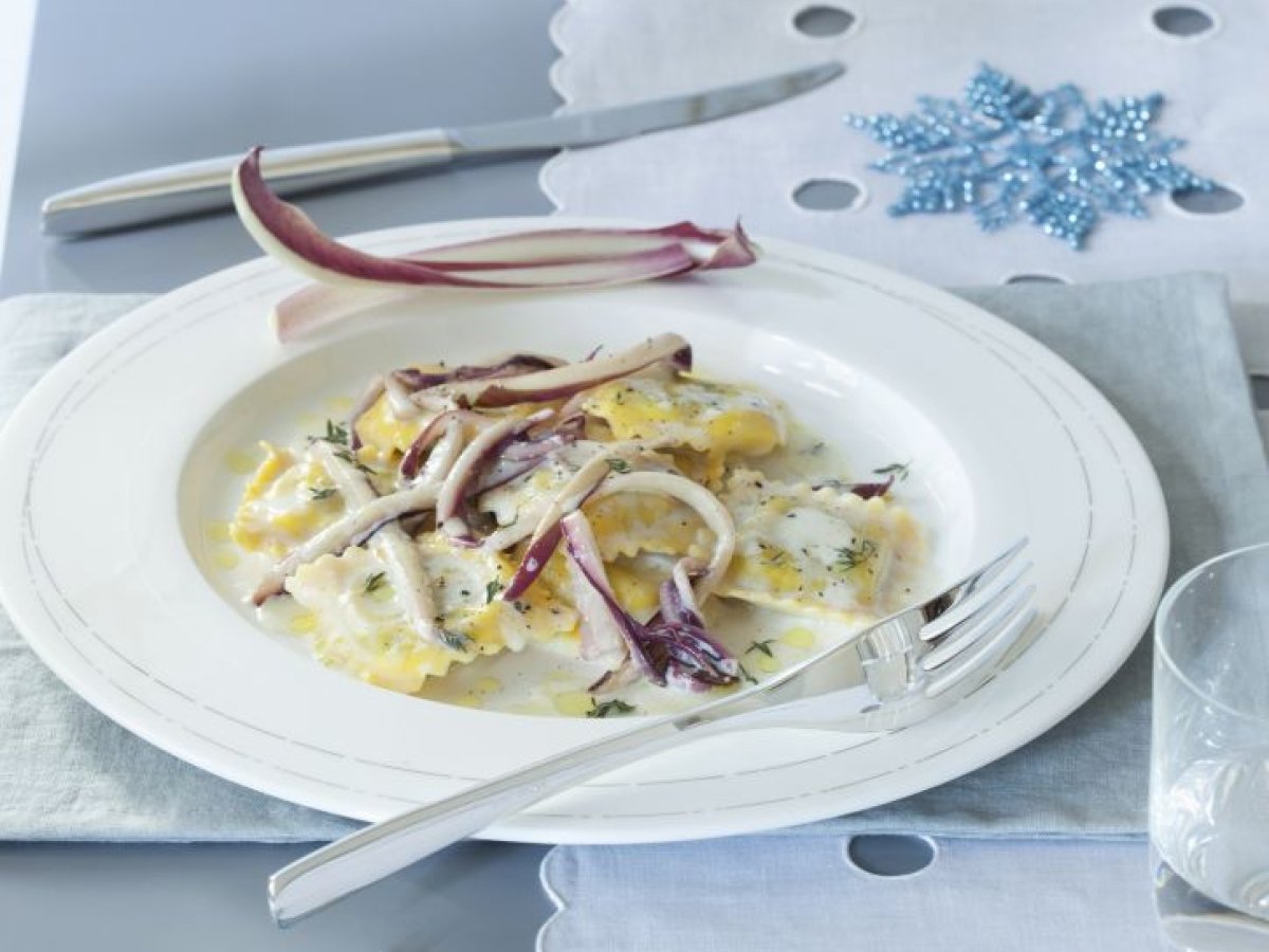 Ravioli al radicchio con salsa di nocciole al timo