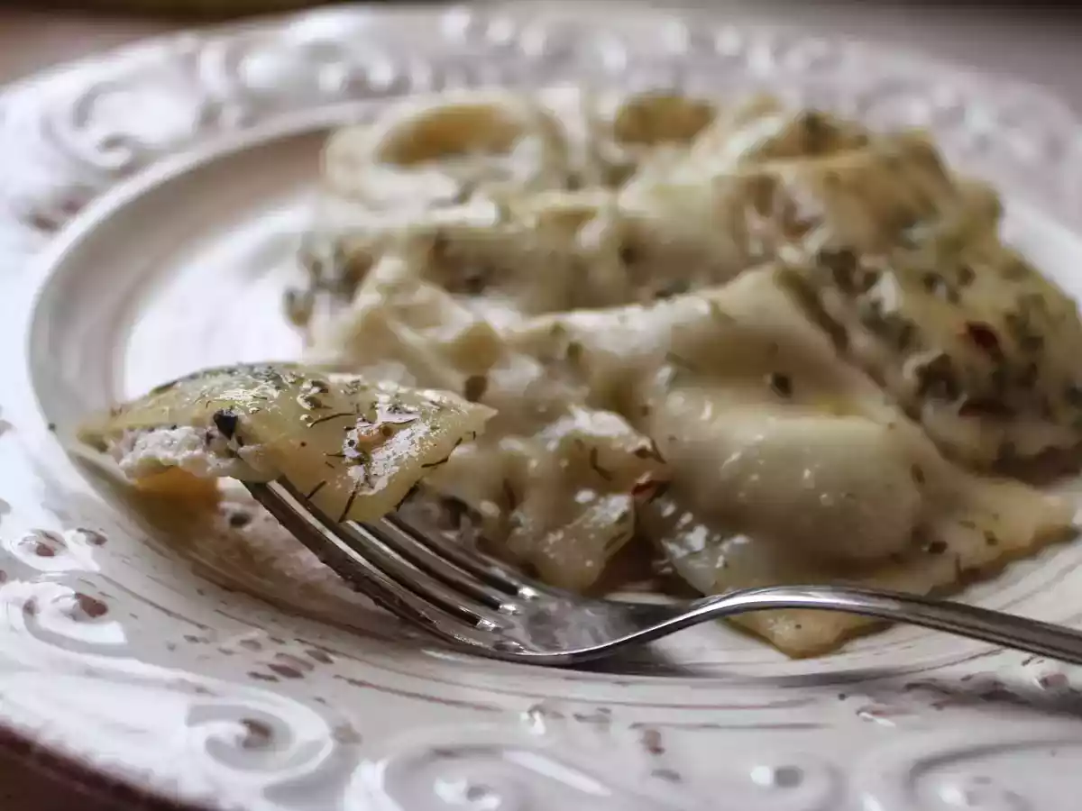 Ravioli all'olio ripieni di ricotta e tartufo al sapore di aneto
