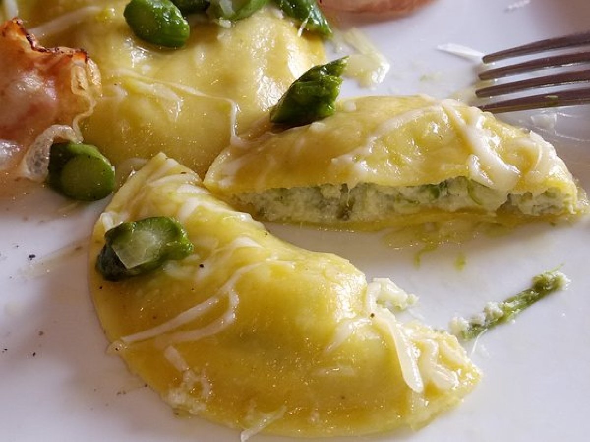 Ravioli alla ricotta con asparagi e pancetta
