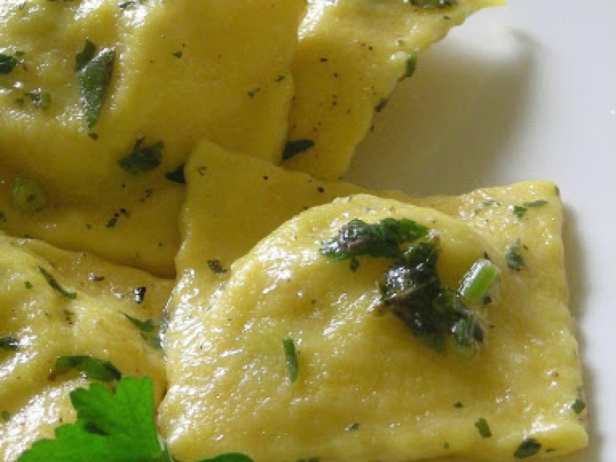 Ravioli con ricotta, patate ed erbe aromatiche