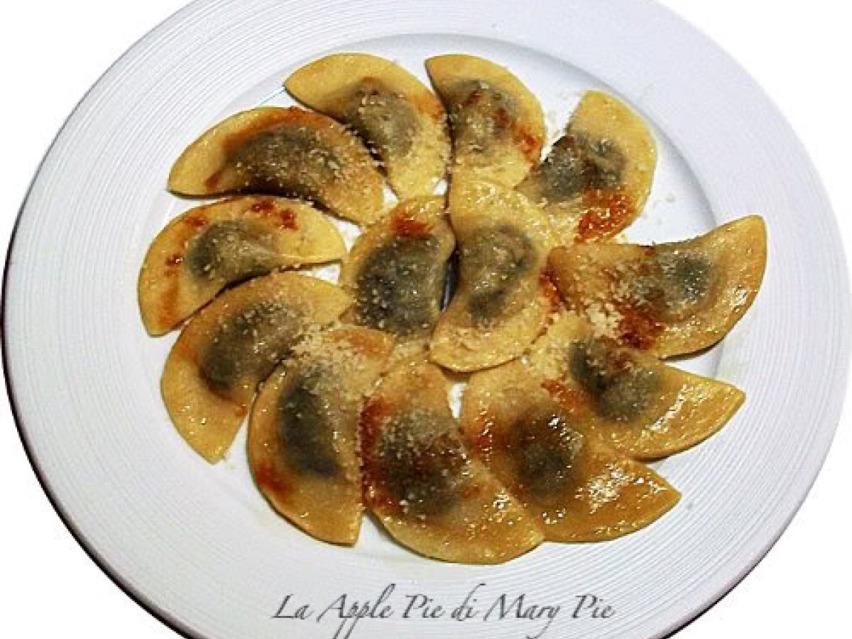 Ravioli con salsa aromatica e hamburger di frutta secca. - foto 3