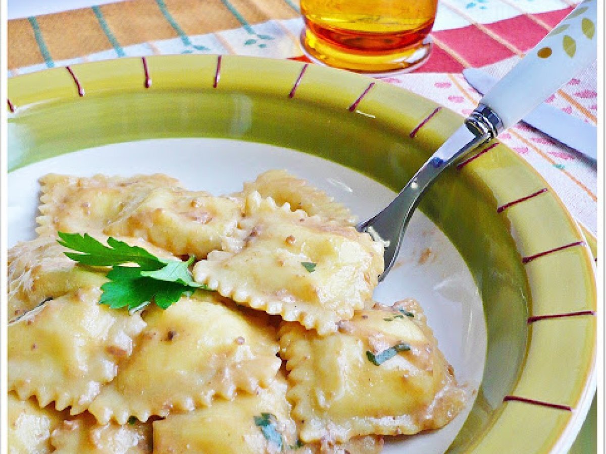 Ravioli con salsa di funghi e noci