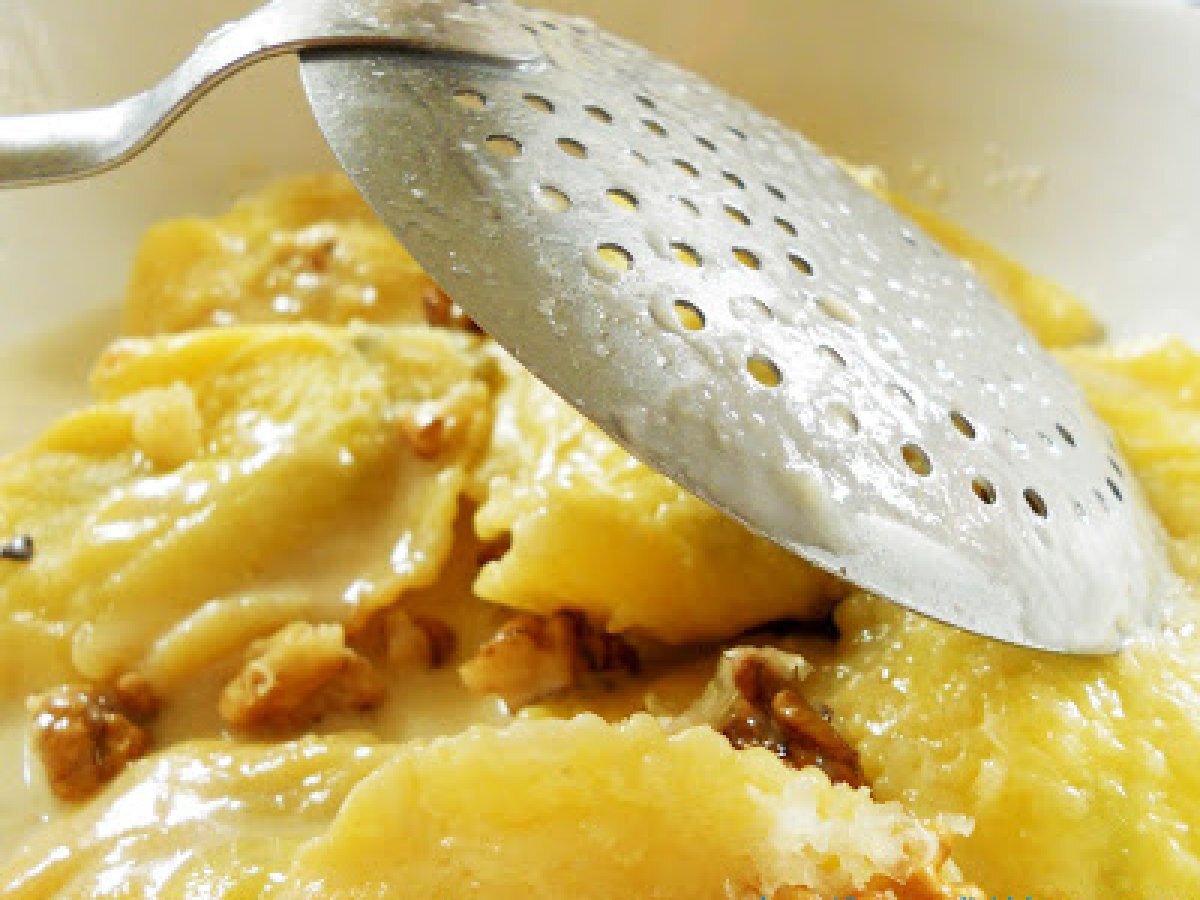 Ravioli con salsa di noci e gorgonzola