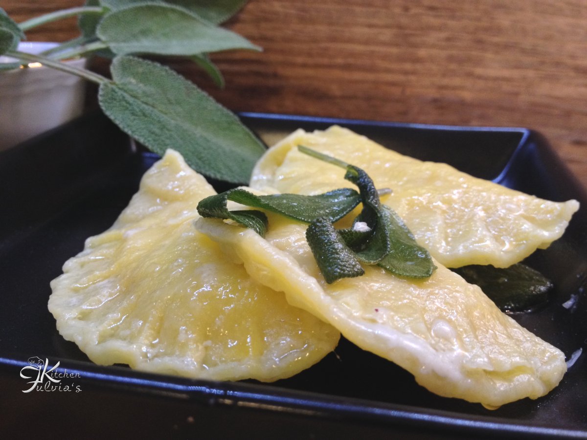 Ravioli di mais con toma di grotta, pere e nocciole