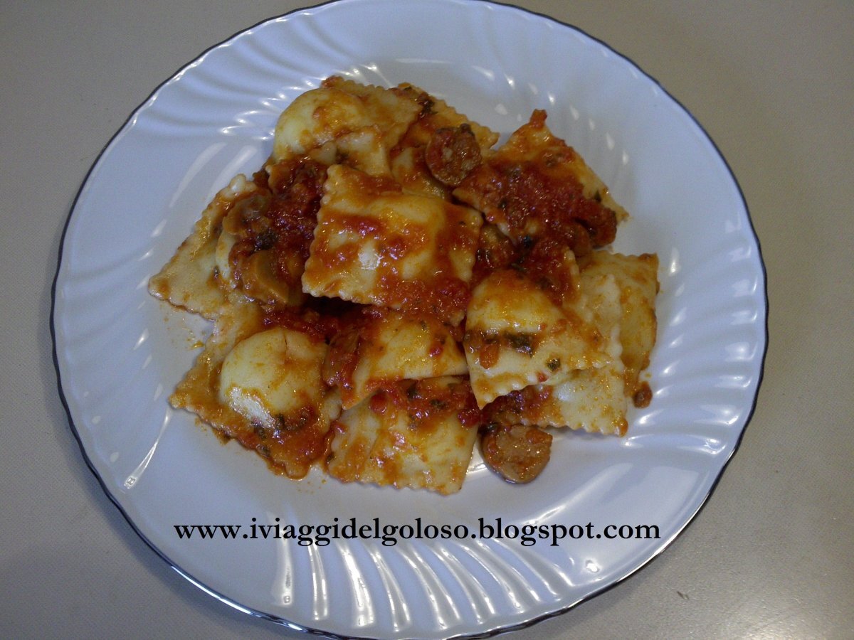 RAVIOLI DI PATATE CON SUGO DI FUNGHI