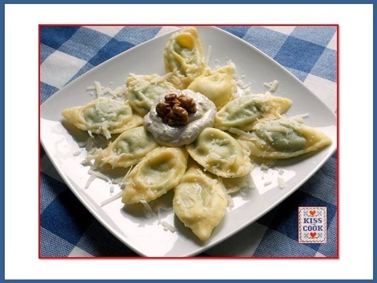 Ravioli di ricotta e spinaci con salsa alle noci e yogurt