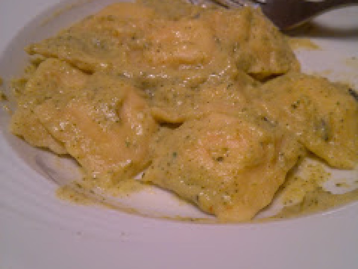 Ravioli di ricotta e surimi con crema di zucchine