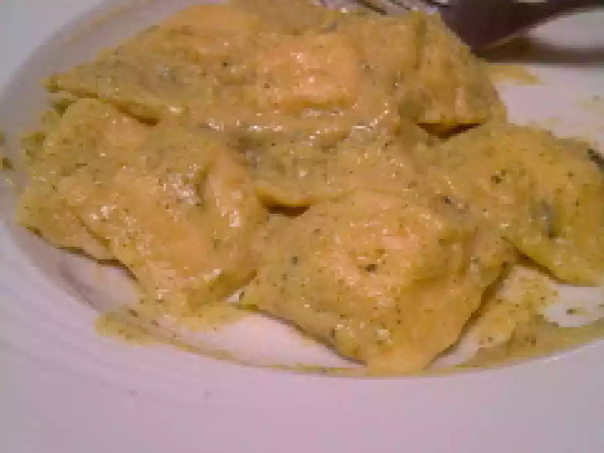 Ravioli di ricotta e surimi con crema di zucchine