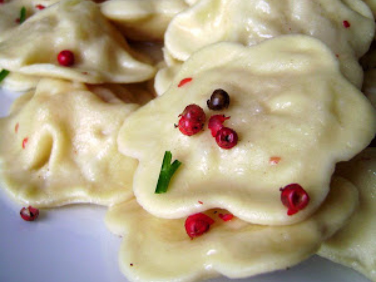 Ravioli di salmone con burro al pepe rosa