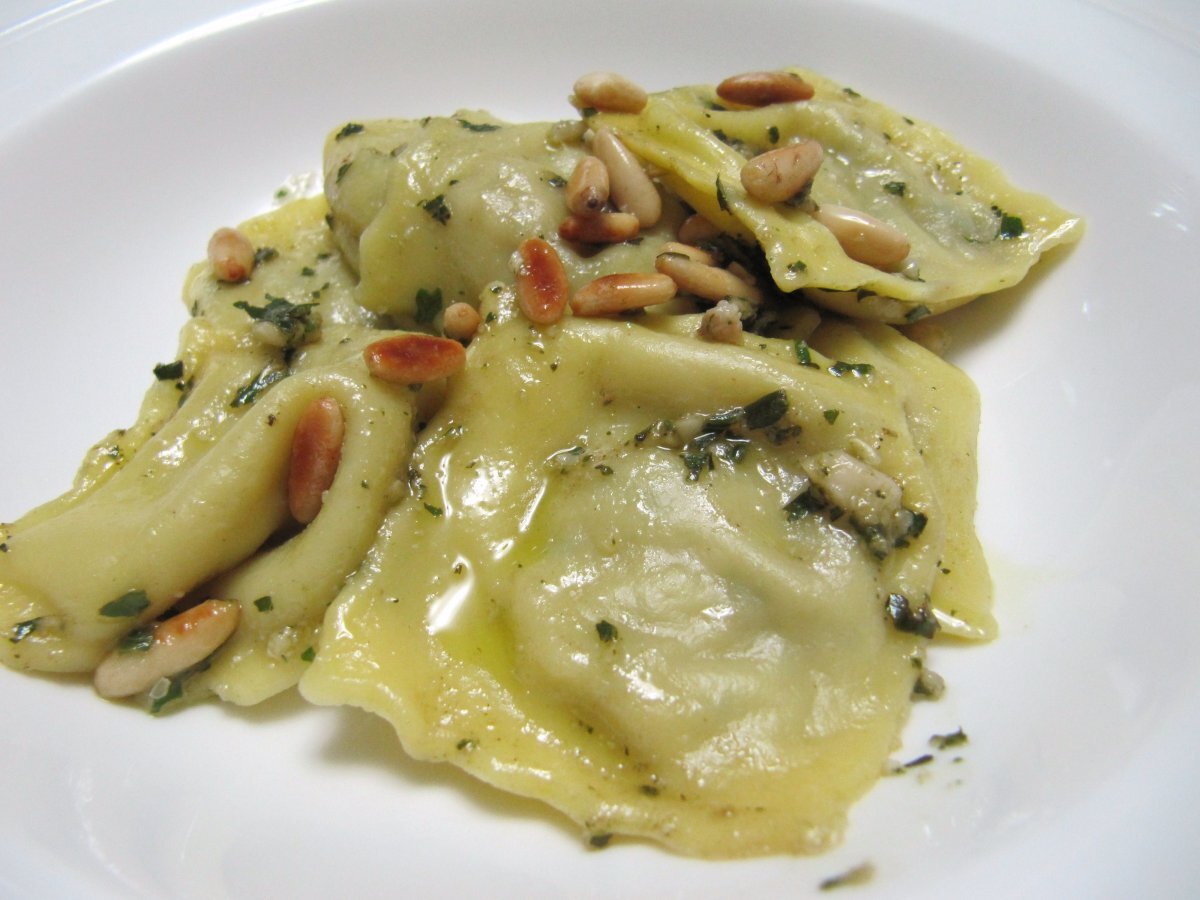 Ravioli di triglia in salsa di pesto e pinoli