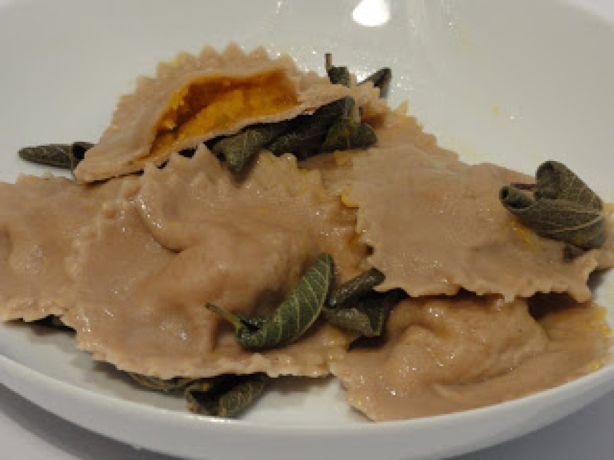 Ravioli di zucca con pasta di castagne