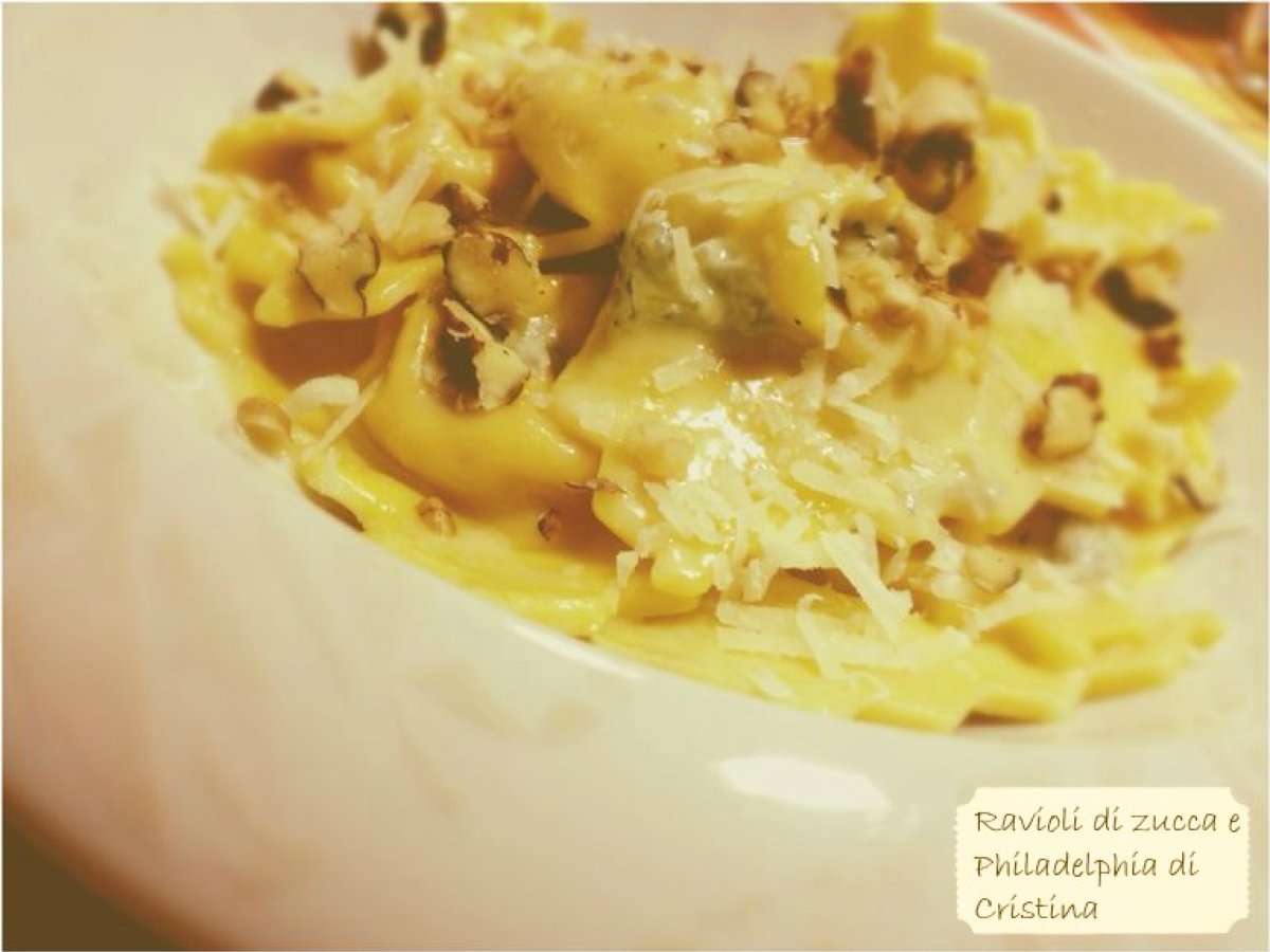 Ravioli di zucca e Philadelphia con fonduta di gorgonzola e noci di cristina