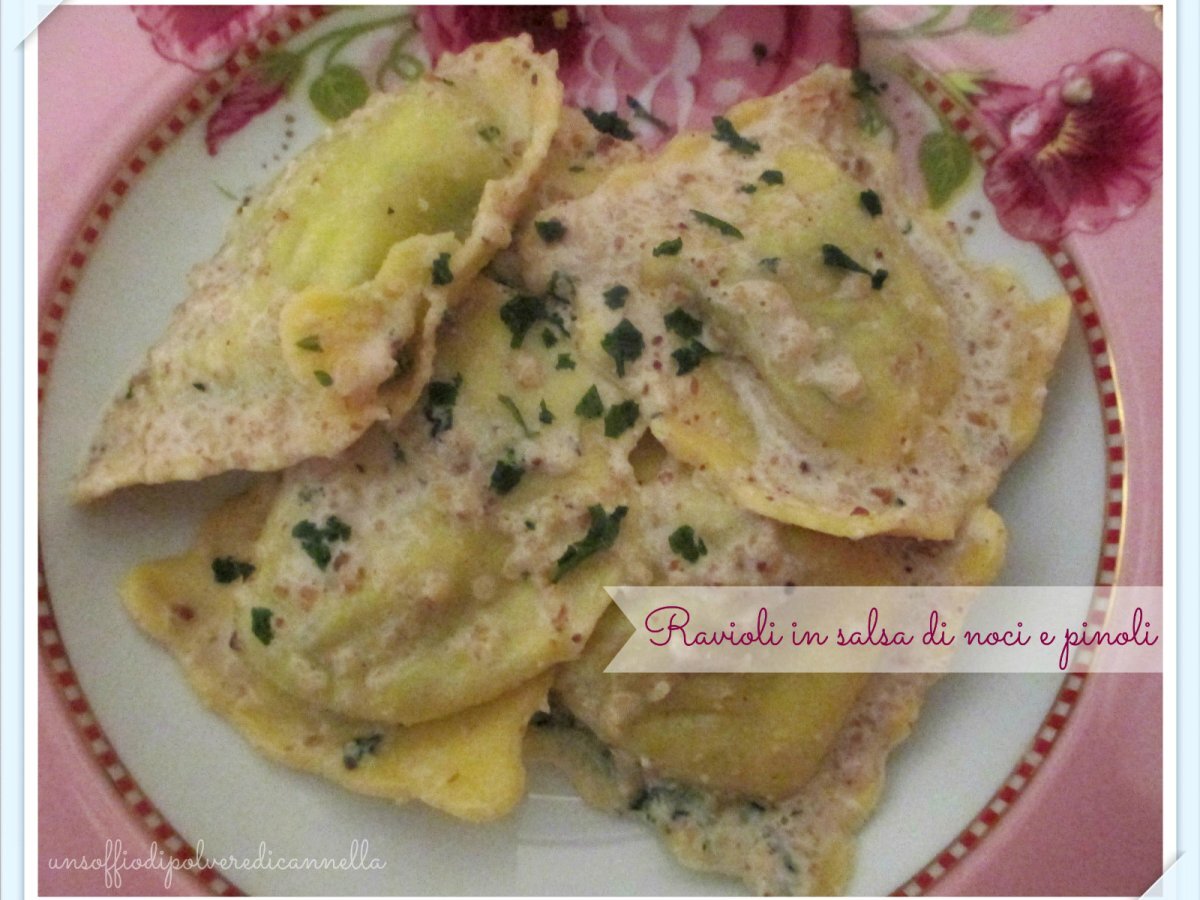 Ravioli in salsa di noci e pinoli