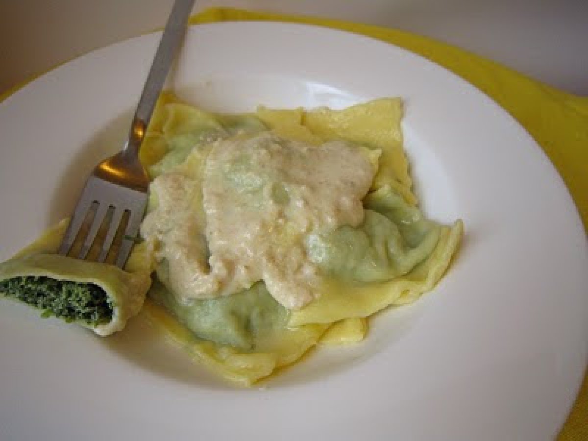 Ravioli ricotta e spinaci con crema di noci e pinoli