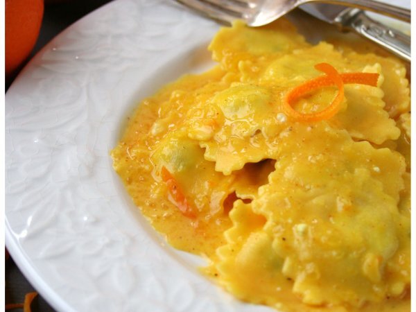 Ravioli ricotta e spinaci con salsa all'arancia