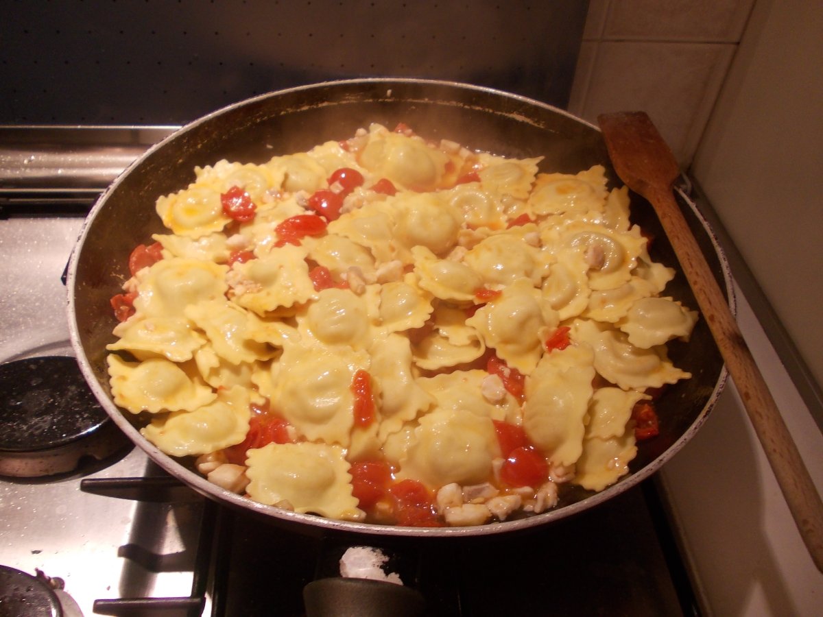 Ravioli ripieni di carciofi con ragù di spigola e canocchie - foto 2