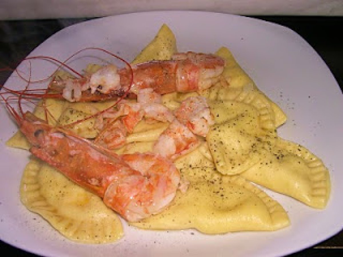 Ravioli ripieni di ricotta e finocchi con salsa di gamberoni