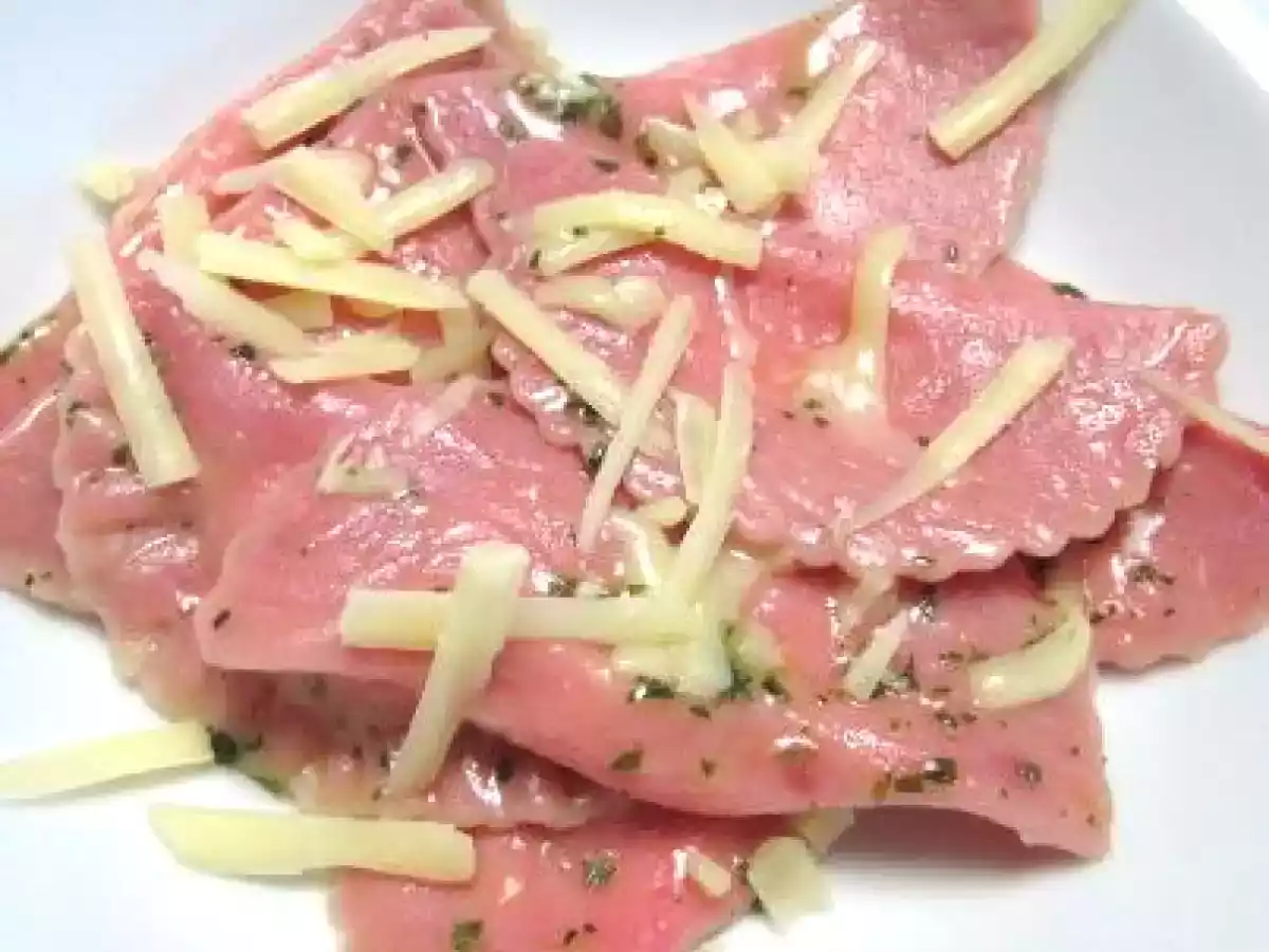 Ravioli rosa in salsa aromatica