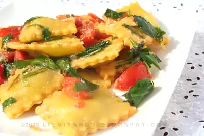 Ravioli rucola e pomodorini