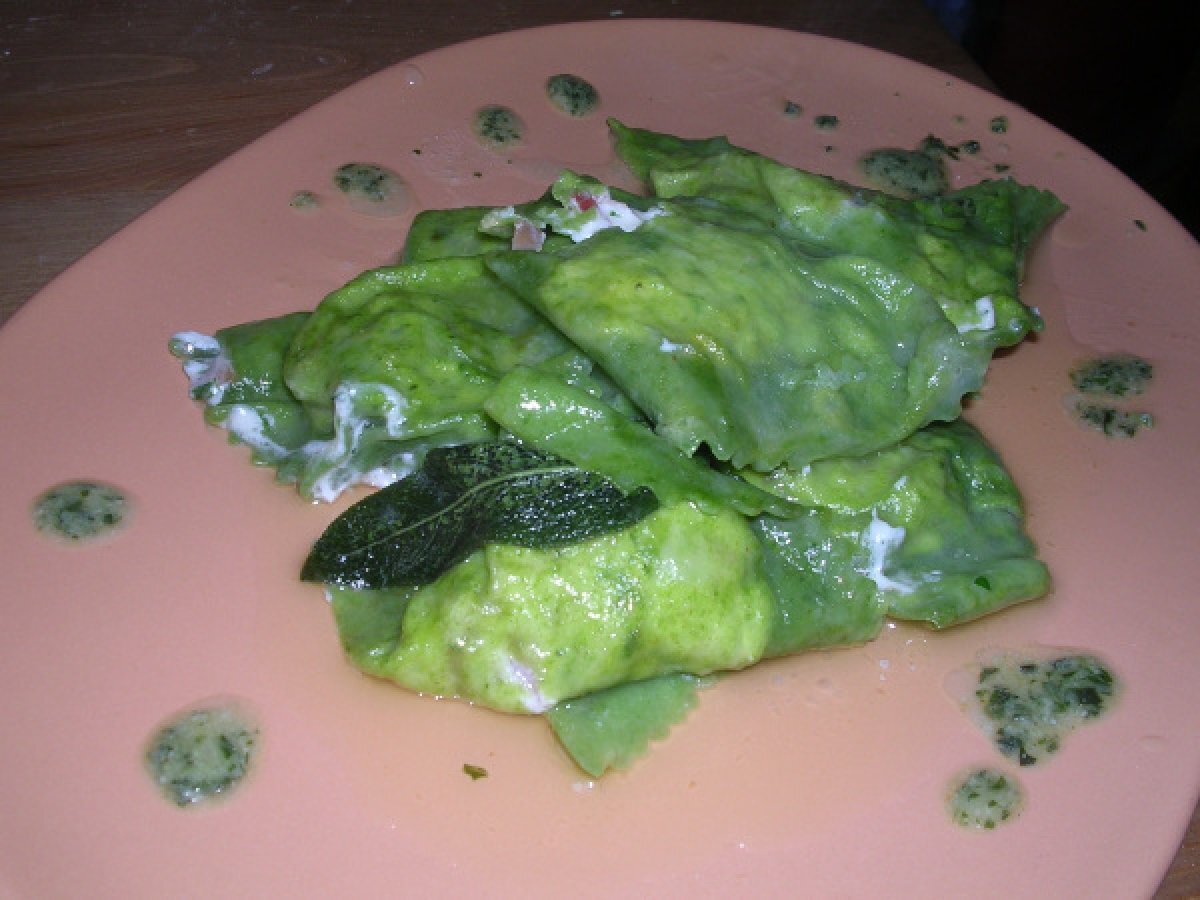 Ravioli verdi con ripieno di speck, formaggio e rucola