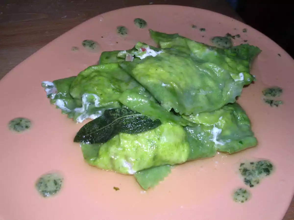 Ravioli verdi con ripieno di speck, formaggio e rucola