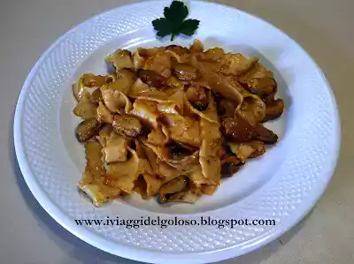 Reginelle di pasta fresca con sugo di cozze
