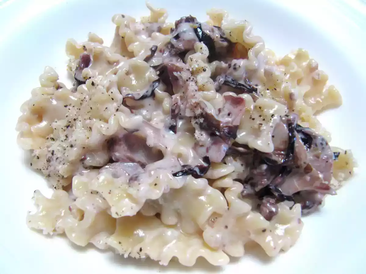 Reginette con radicchio e scamorza